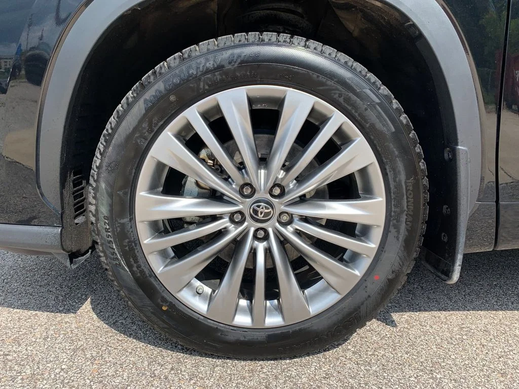 Used 2022 Black Toyota Platinum image 33