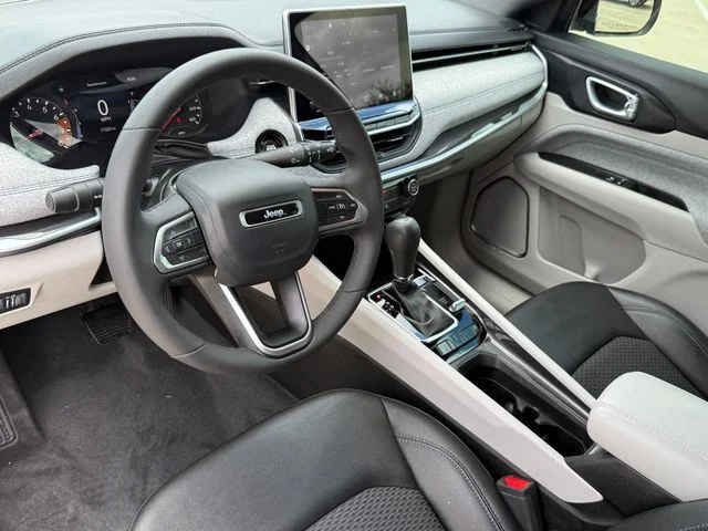 Used 2024 Gray Jeep Latitude image 9