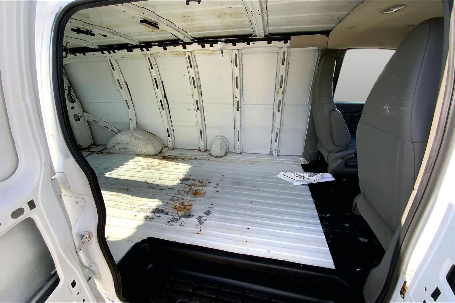 Used 2019 Summit White Chevrolet  image 17