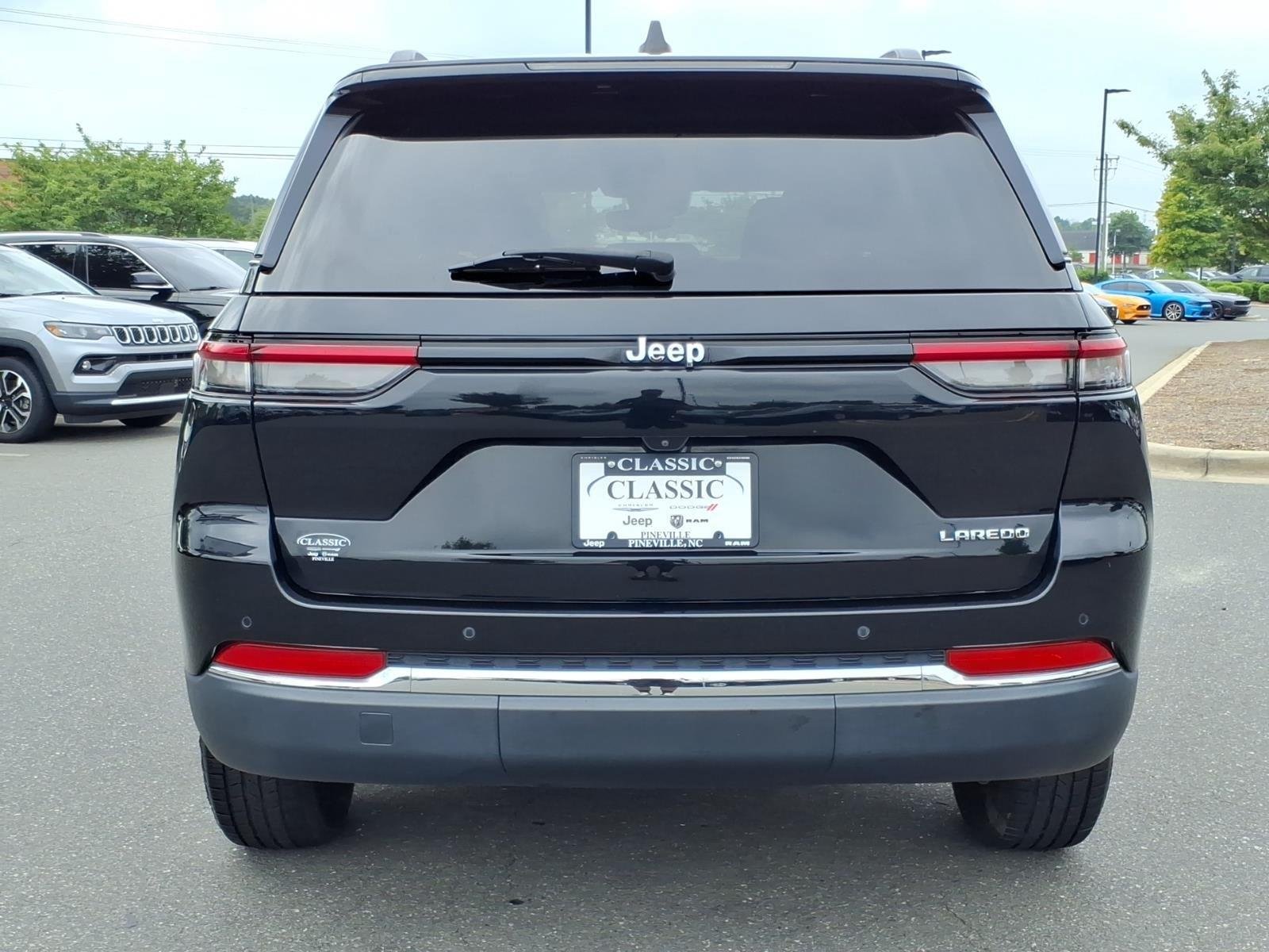Used 2022 Diamond Black Crystal Pearlcoat Jeep Laredo image 16