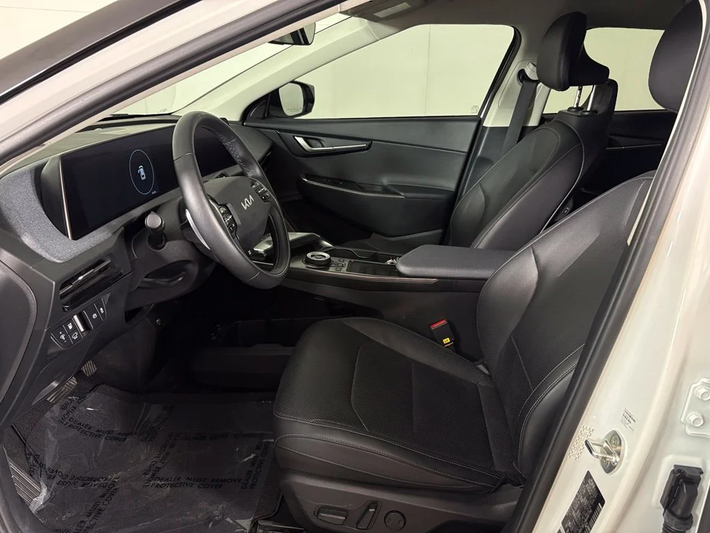 Used 2022 White Kia Wind image 16