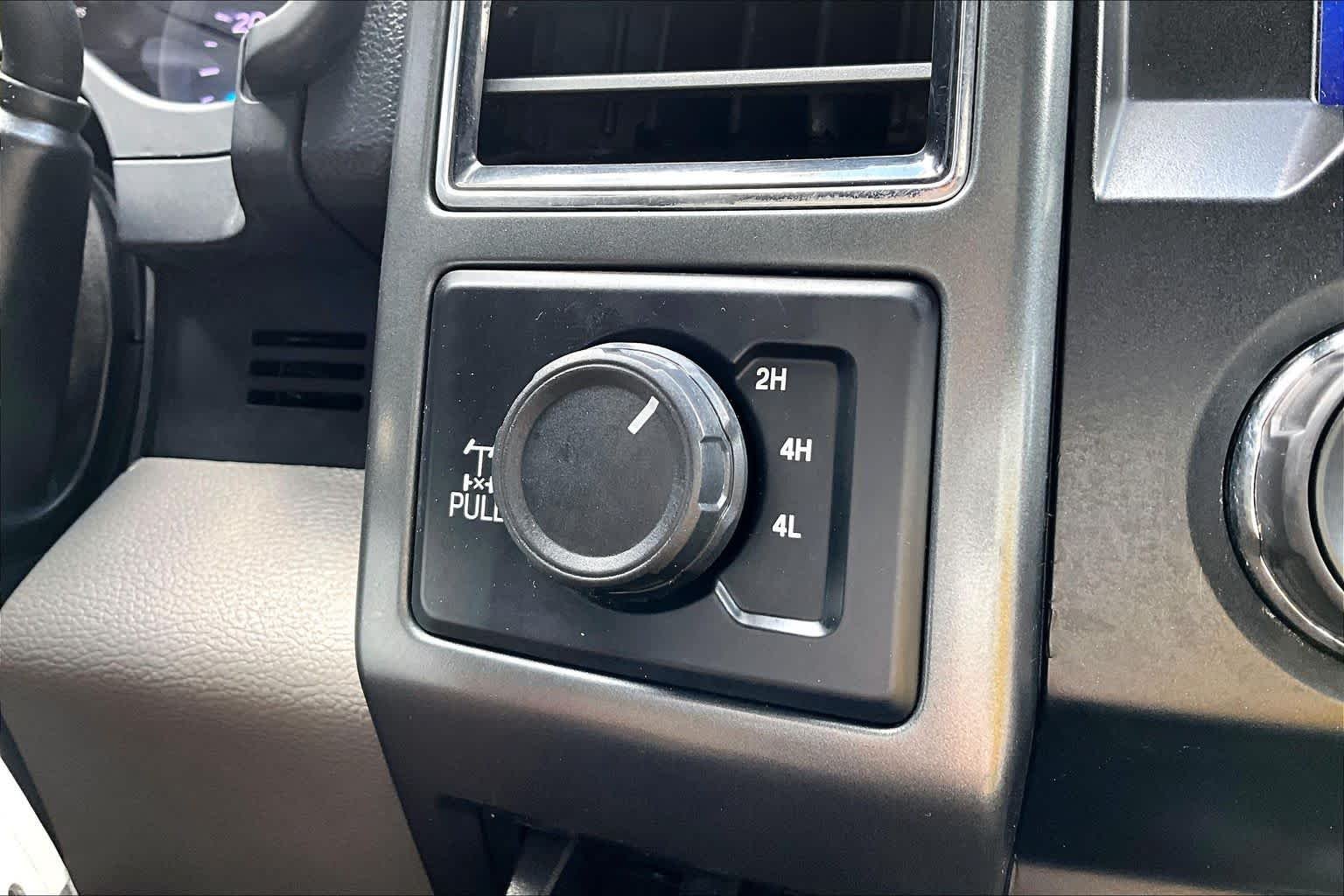 Used 2022 Oxford White Ford XLT image 32