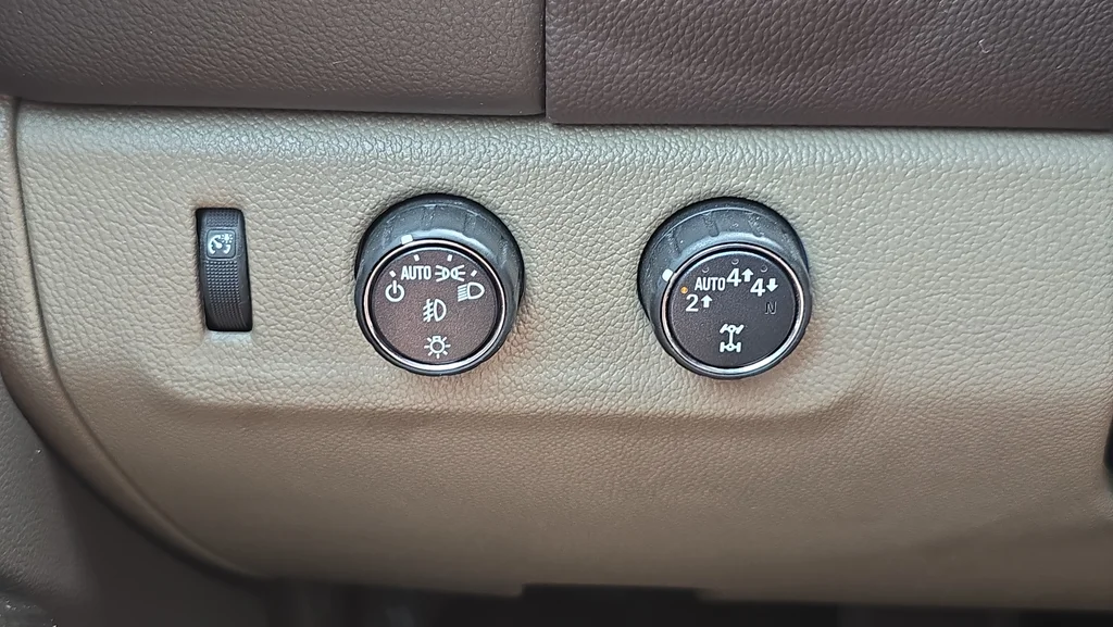 Used 2018 White GMC SLT image 22