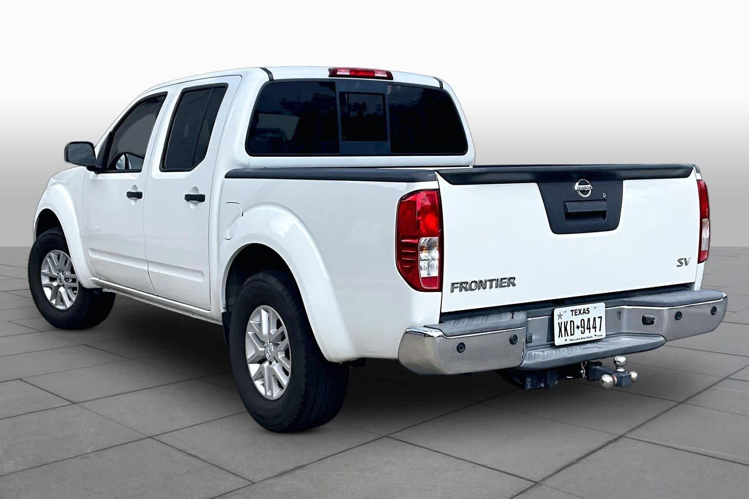Used 2016 Glacier White Nissan SV image 12