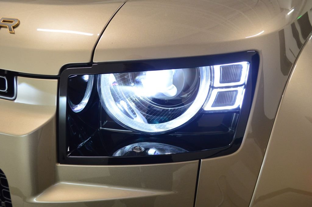 Used 2025 Gold Land Rover V8 image 11
