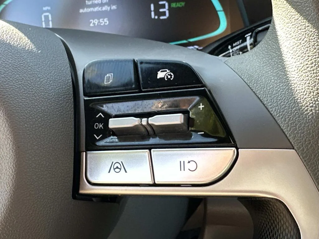 Used 2025  Hyundai Blue image 28