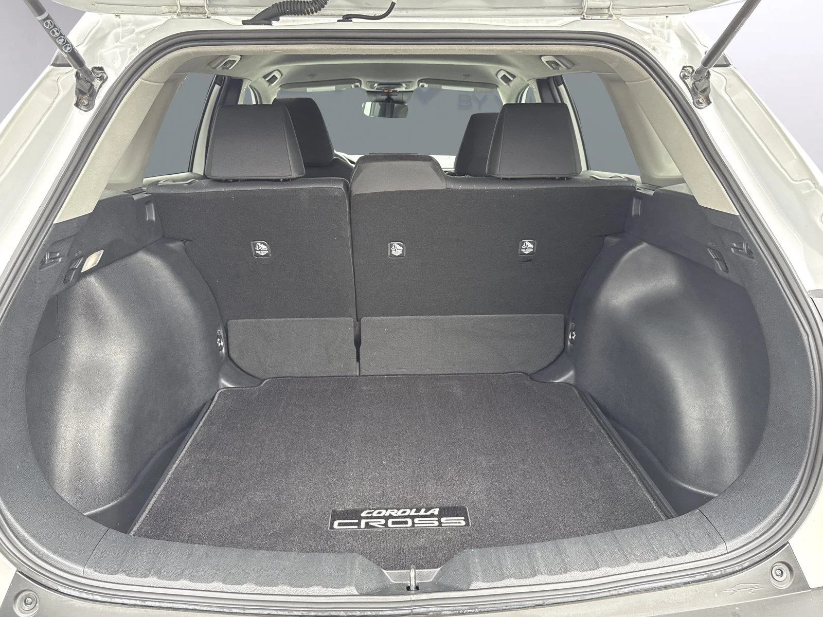 Used 2024 Wind Chill Pearl Toyota LE image 26