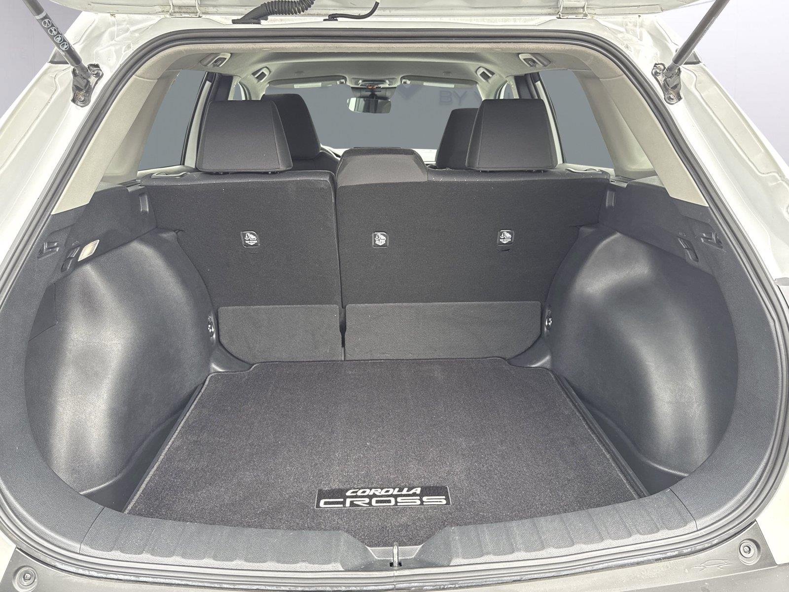 Used 2024 Wind Chill Pearl Toyota LE image 26