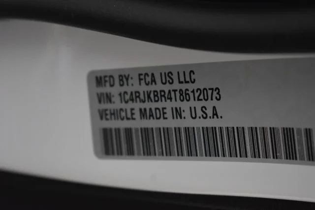 New 2026 Bright White Clear-Coat Exterior Paint Jeep Limited Reserve image 40
