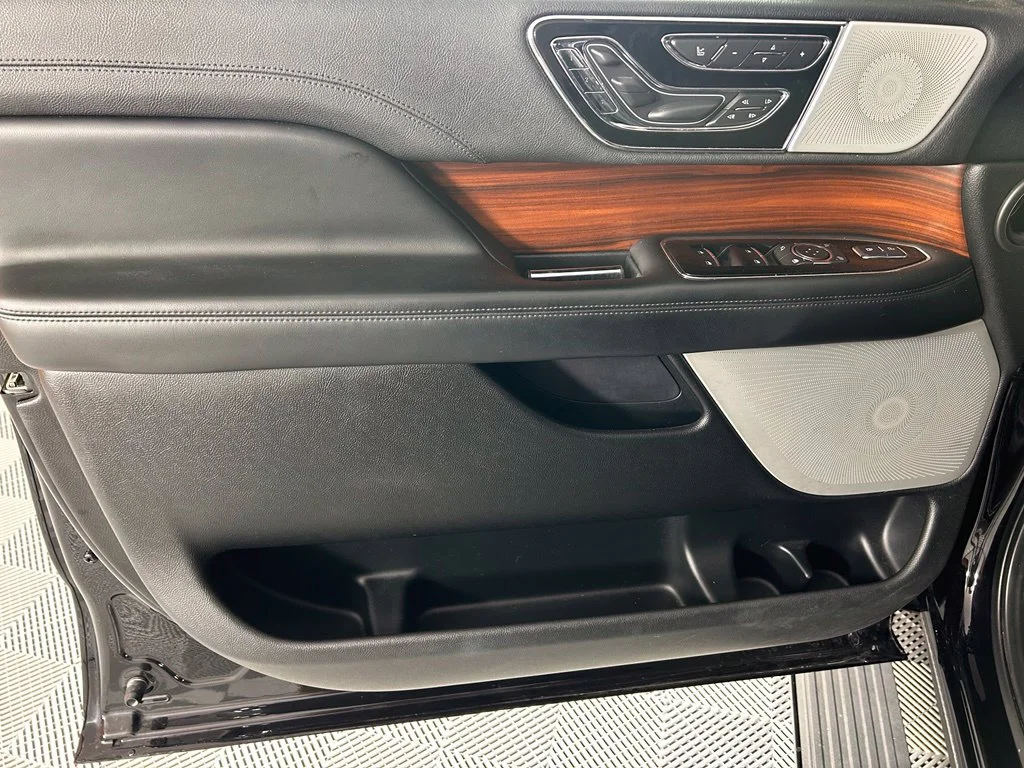 Used 2019  Lincoln Reserve image 10