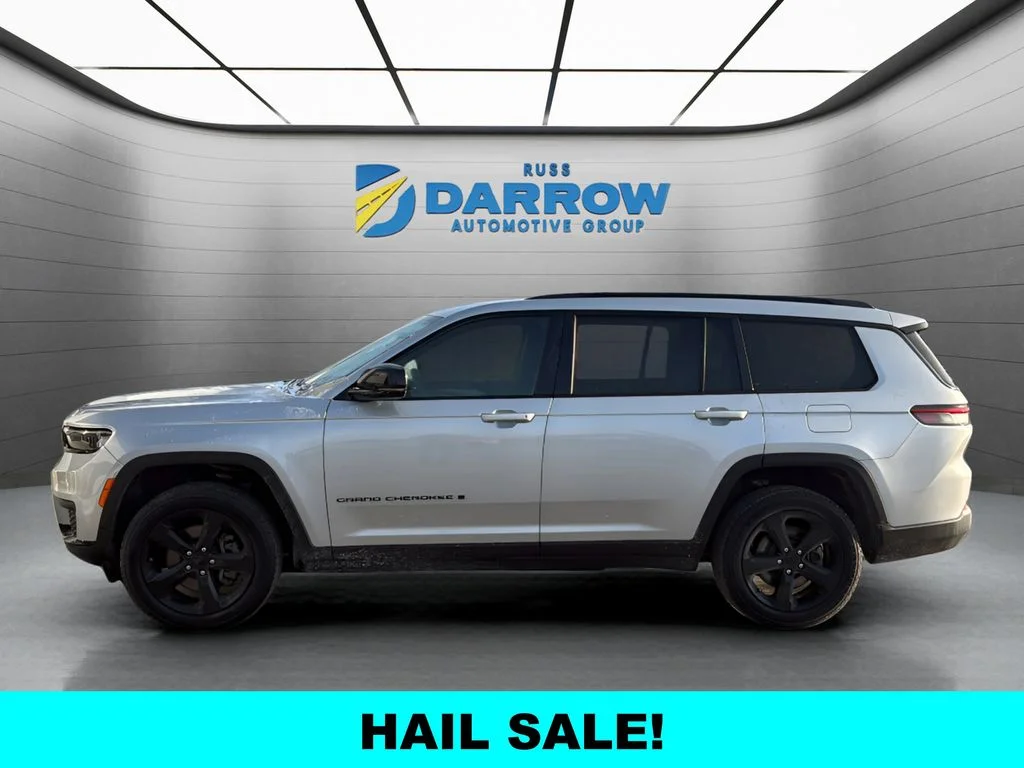 Used 2023 Silver Jeep Altitude image 2