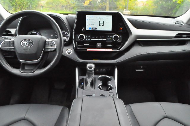 Used 2025 Beige Toyota XLE image 17