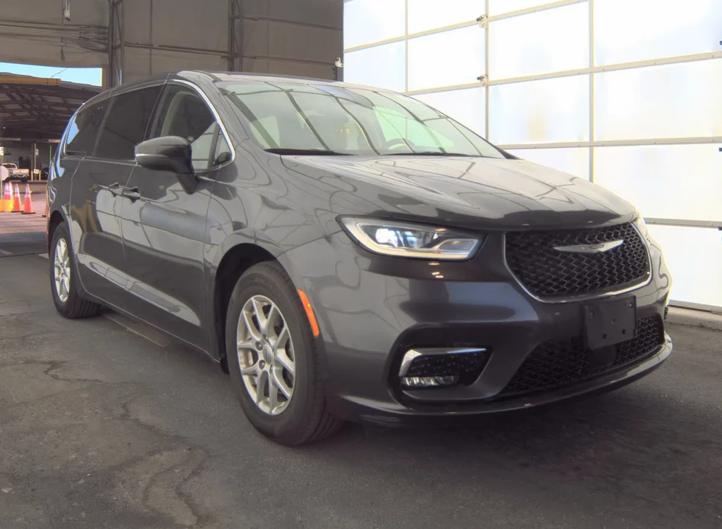Used 2023 Gray Chrysler Touring L image 5