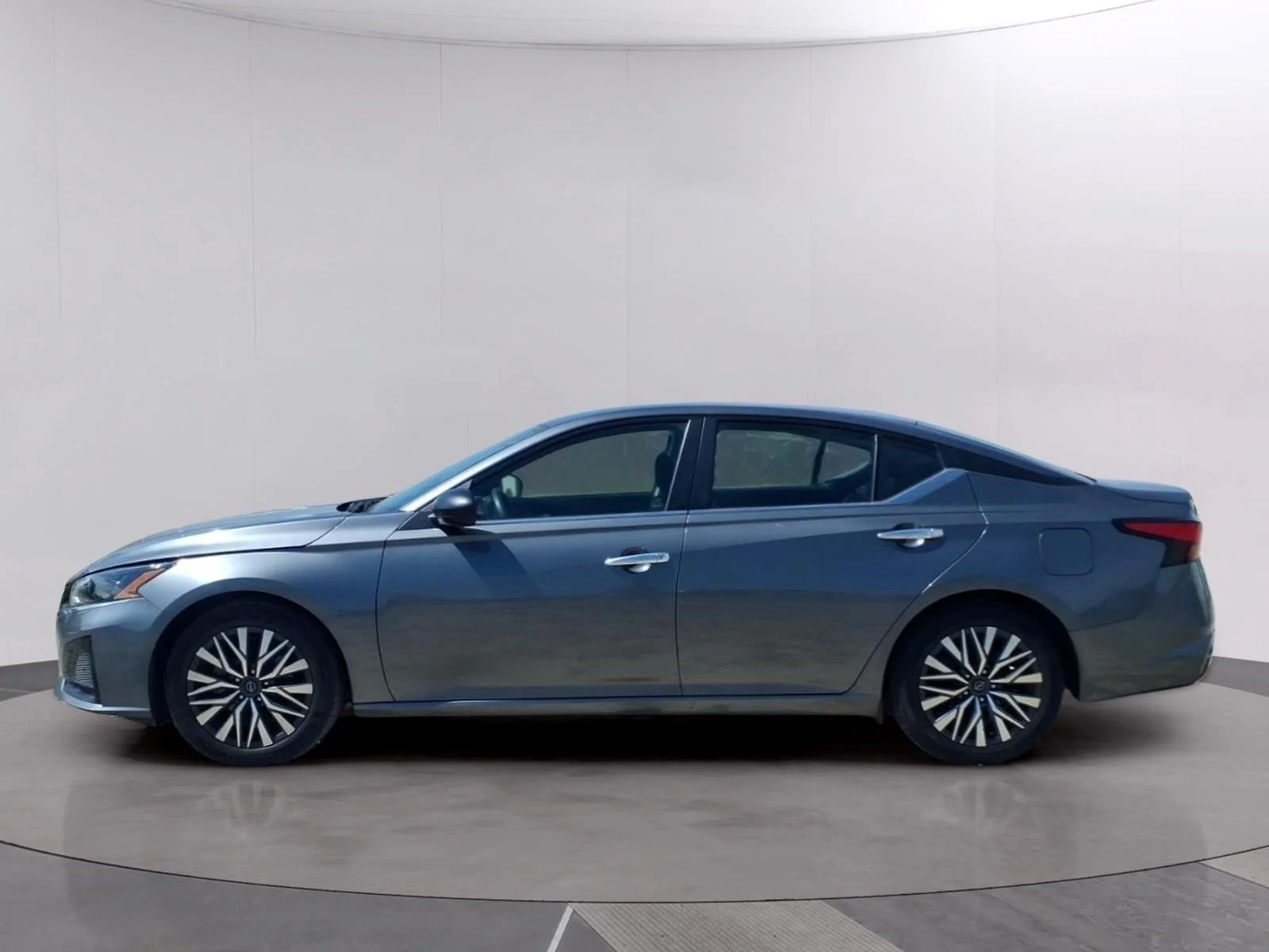 Used 2024 Gun Metallic Nissan 2.5 SV image 2