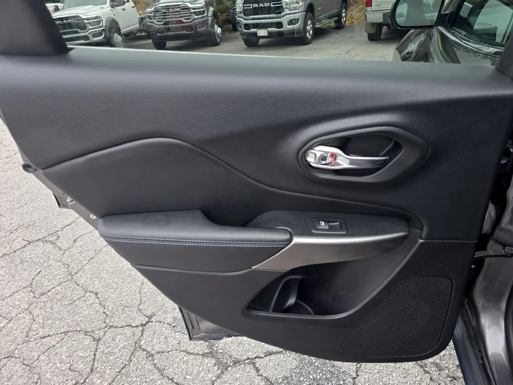 Used 2019 Gray Jeep Latitude Plus image 45