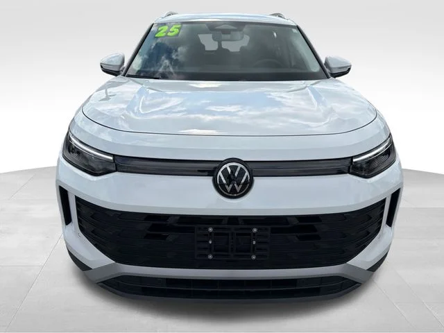 Used 2025  Volkswagen 2.0T SE image 2
