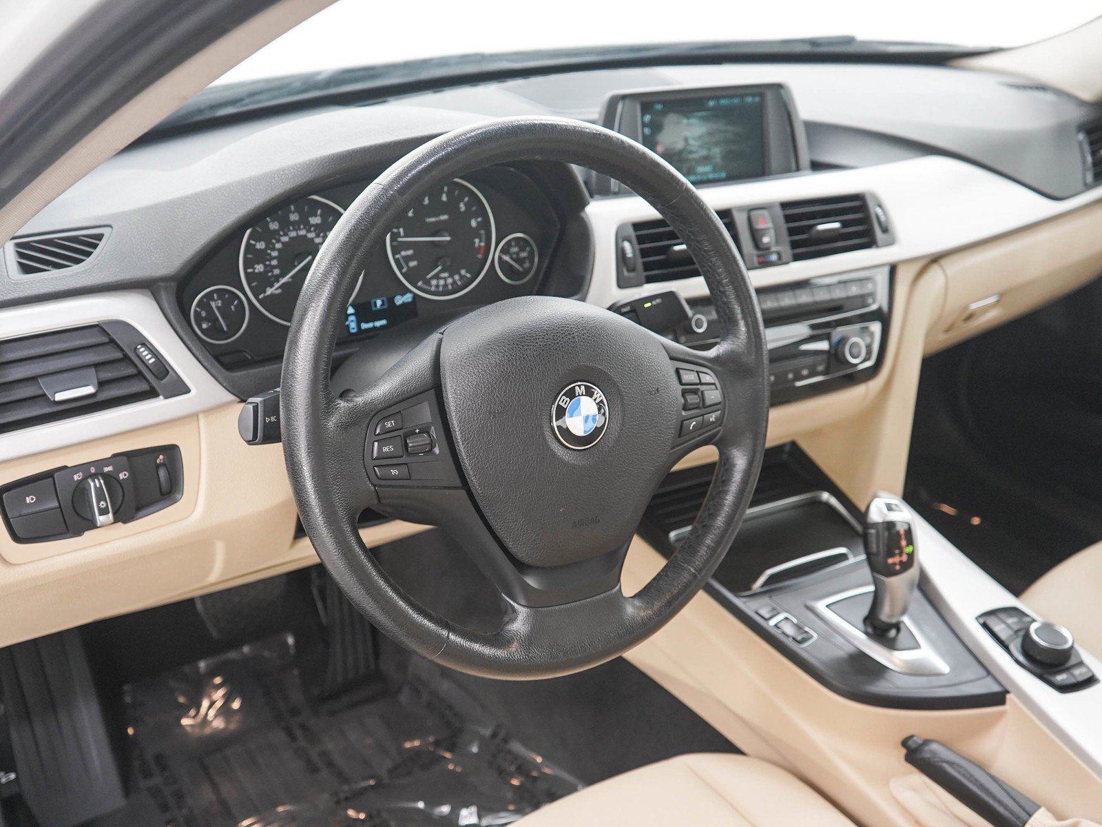 Used 2018 Alpine White BMW 320i xDrive image 20