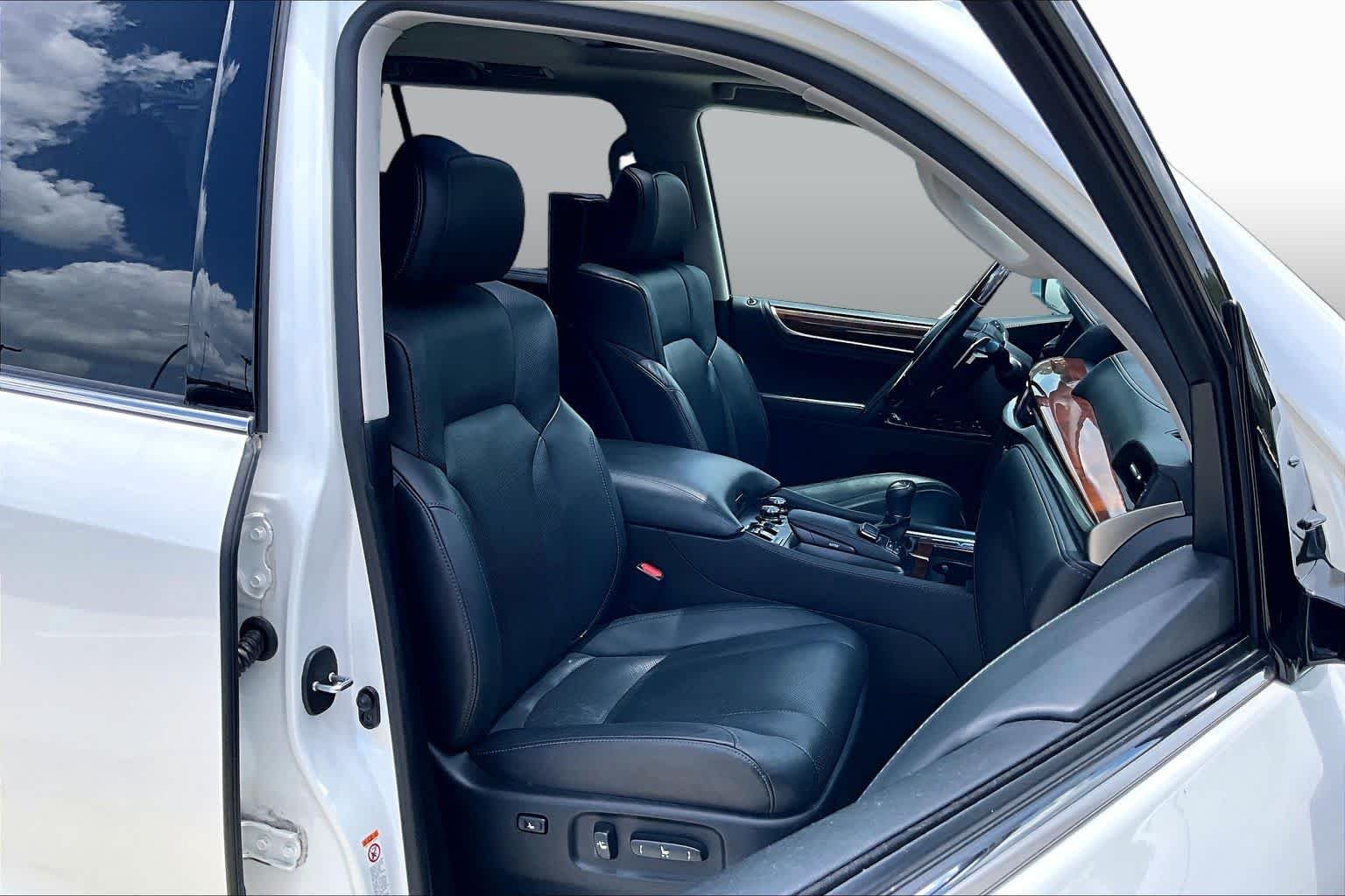 Used 2017 Starfire Pearl Lexus  image 9