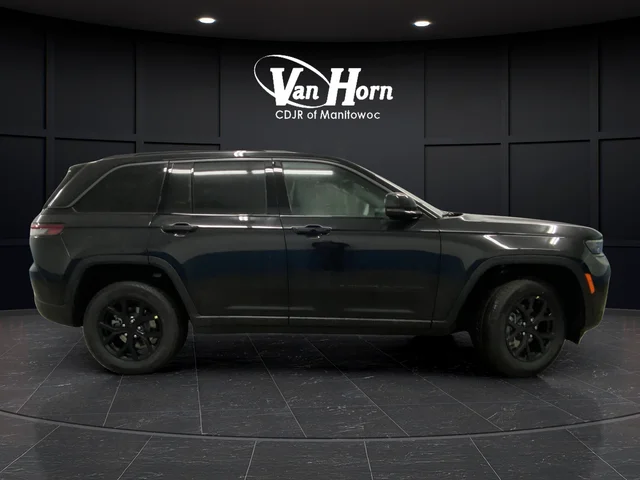 New 2026 Diamond Black Crystal Pearl-Coat Exterior Paint Jeep Altitude image 2