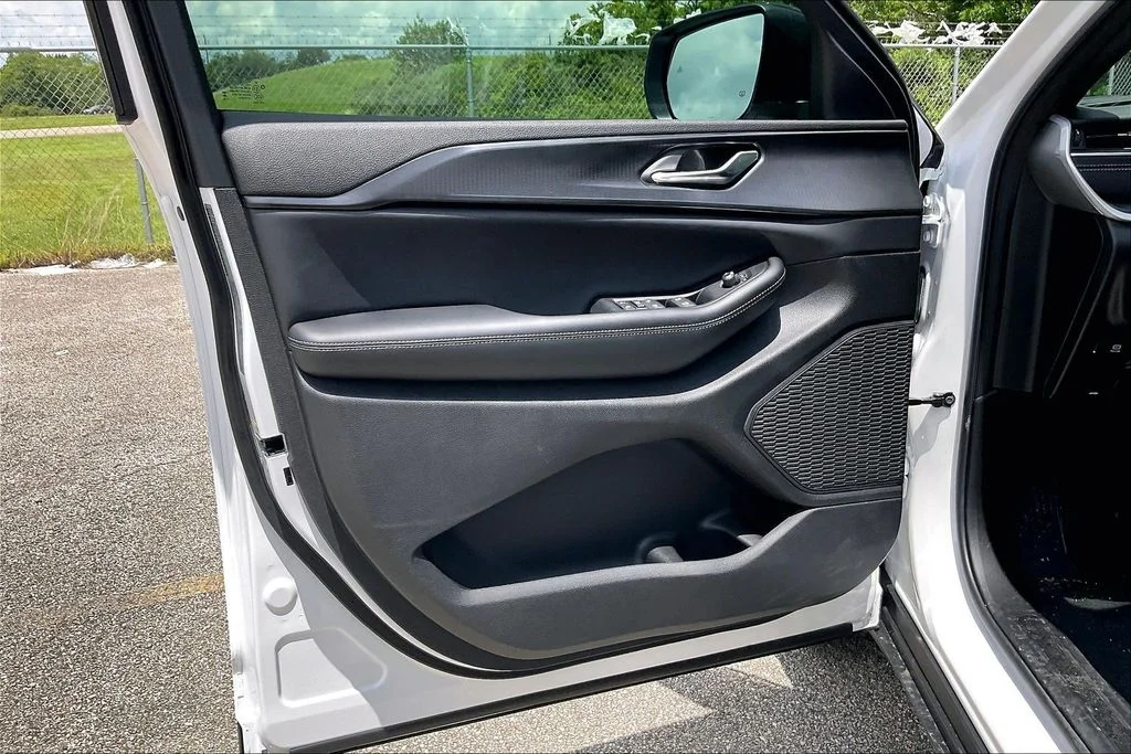 New 2026 Bright White Clear-Coat Exterior Paint Jeep Laredo X image 13
