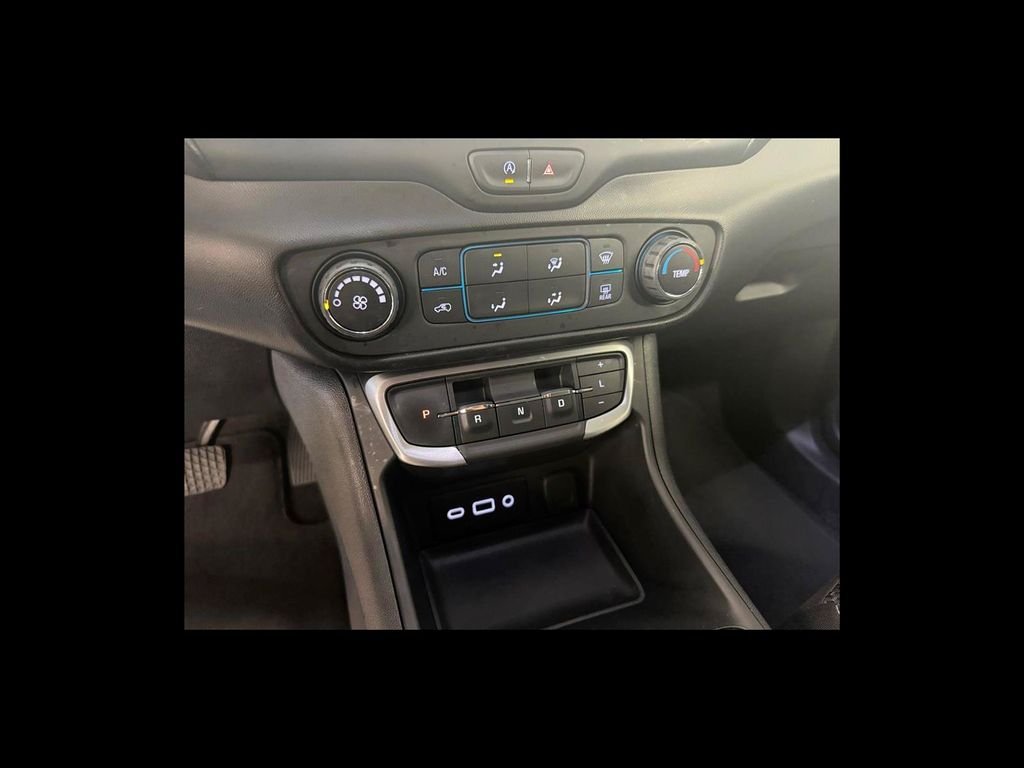 Used 2022 White GMC SLE image 23