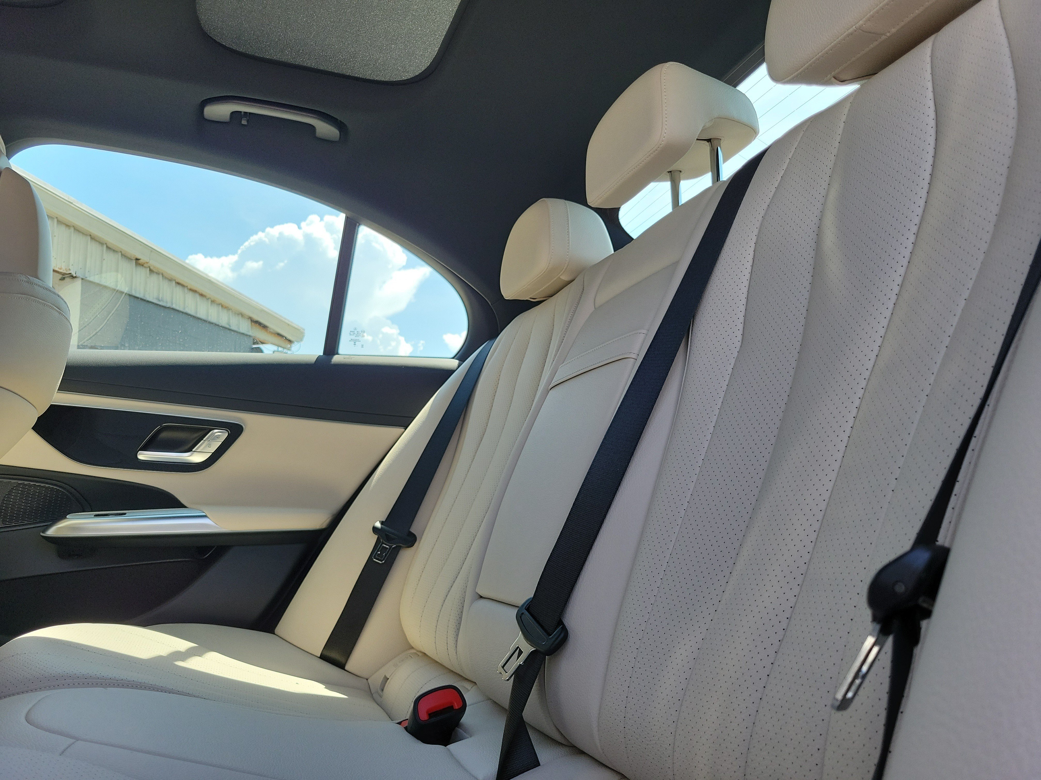 New 2026 MANUFAKTUR Moonlight White Metallic Mercedes-Benz E 350 image 39