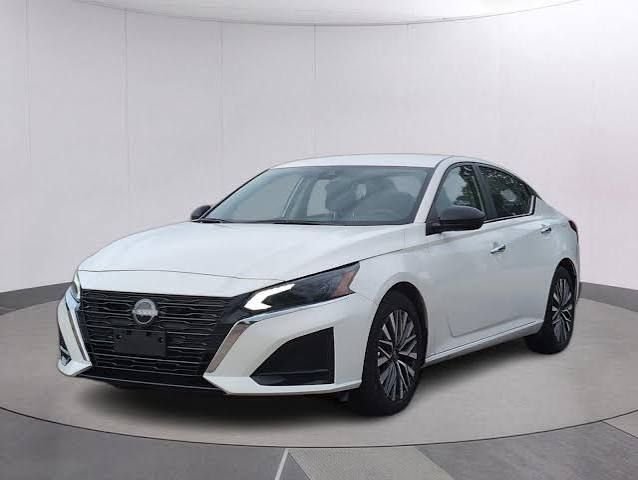 Used 2025 White Nissan 2.5 SV image 1
