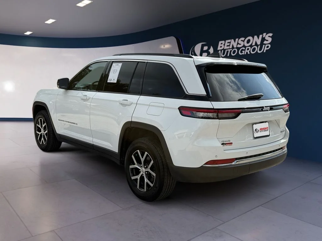 Used 2024 White Jeep Limited image 3