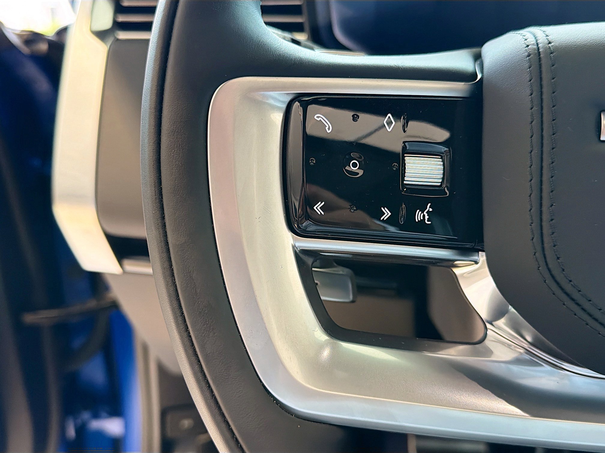 New 2026 Velocity Blue Satin Land Rover Autobiography image 34