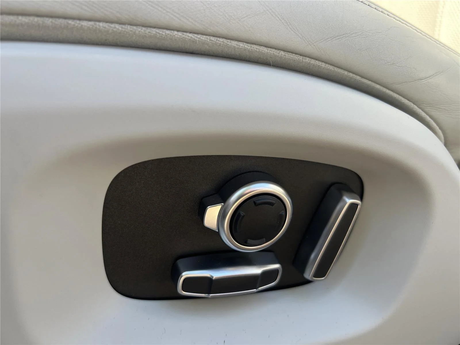 Used 2016 Indus Silver Land Rover Diesel HSE image 22