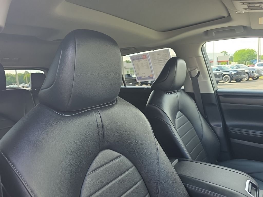 Used 2025  Toyota XLE image 11