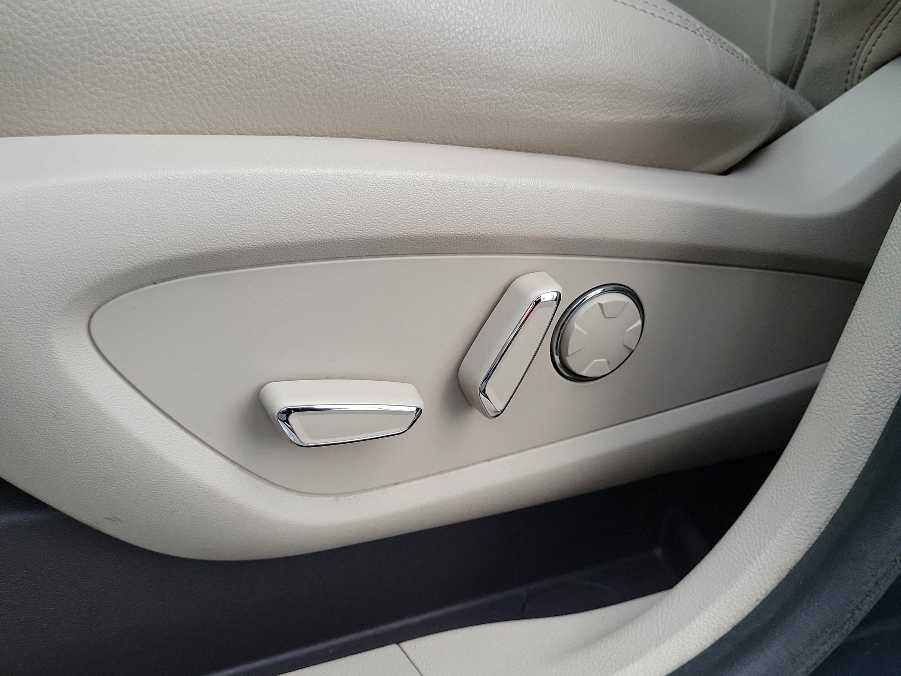 Used 2019 Sea Green Lincoln Standard image 23