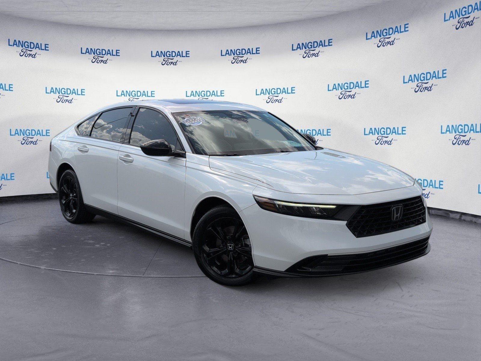 Used 2025 White Honda SE image 2