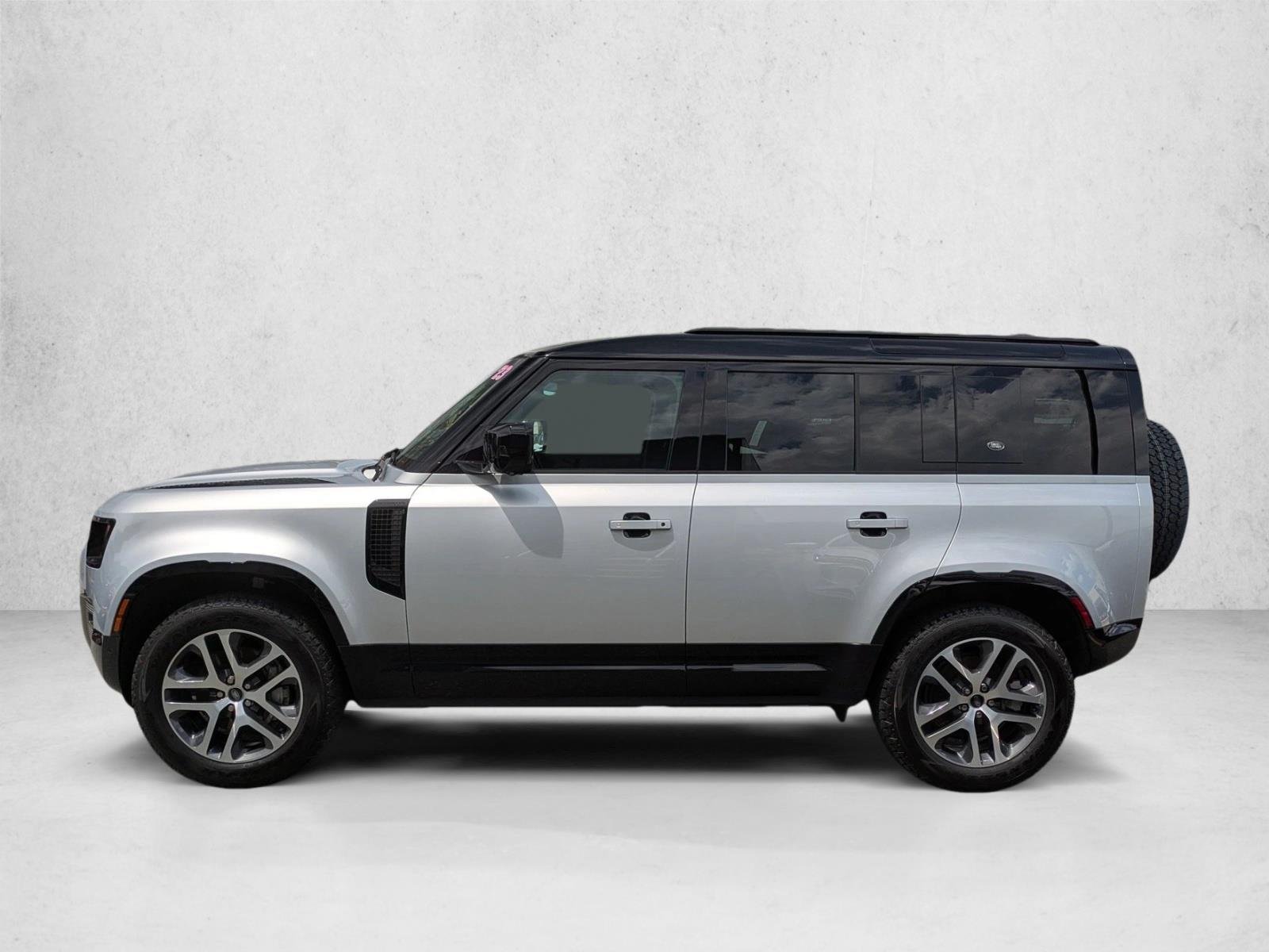 Used 2023 Hakuba Silver Metallic Land Rover X-Dynamic SE image 9