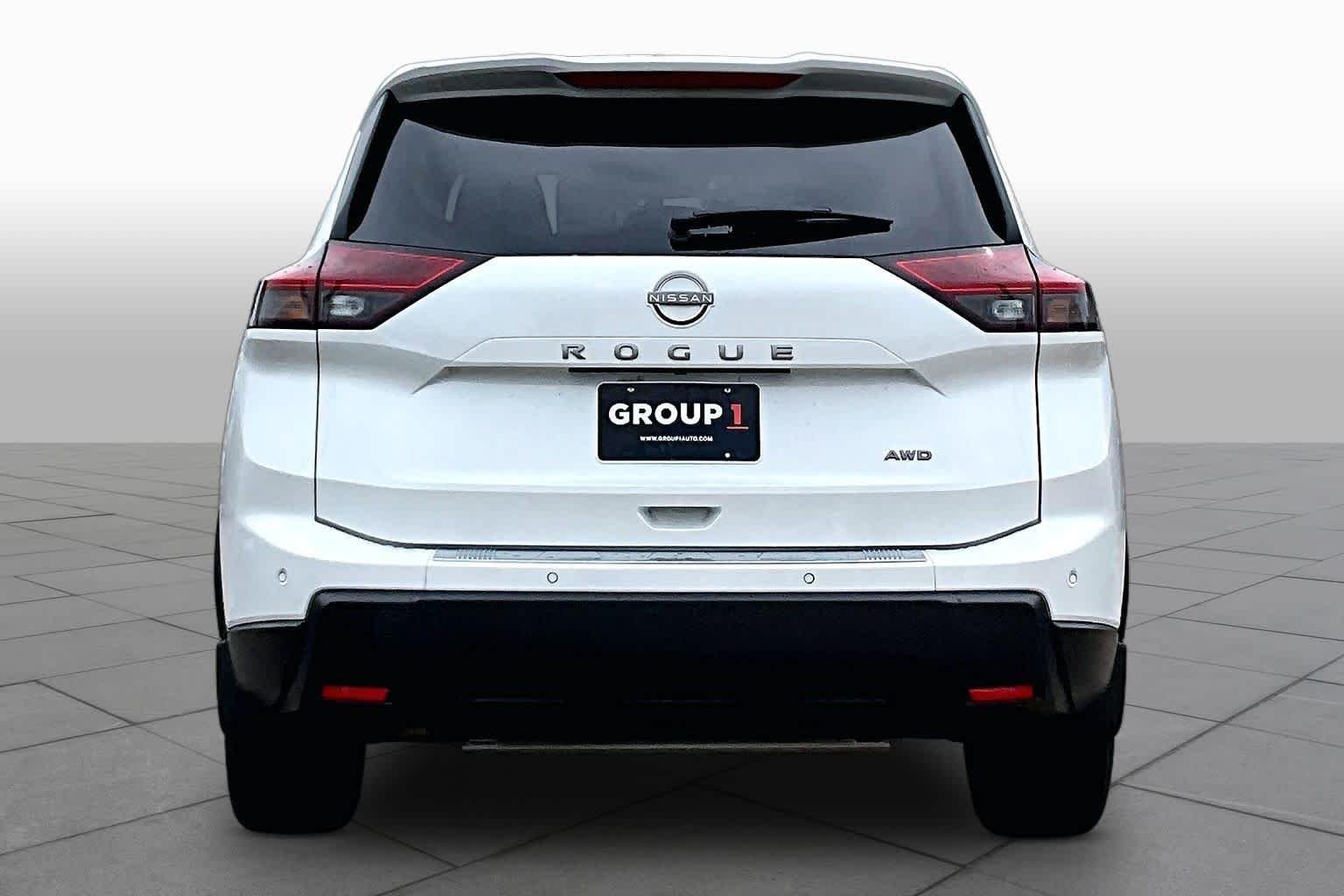 Used 2026 Everest White Pearl Tricoat Nissan SV image 5
