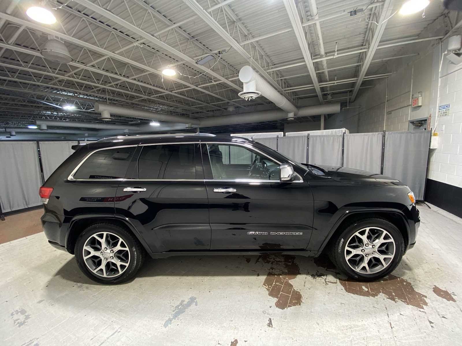 Used 2019 Diamond Black Crystal Pearlcoat Jeep Overland image 27