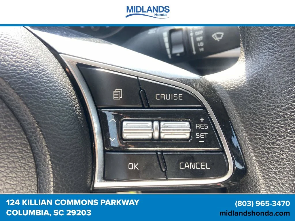 Used 2021 Snow White Pearl Kia LXS image 19