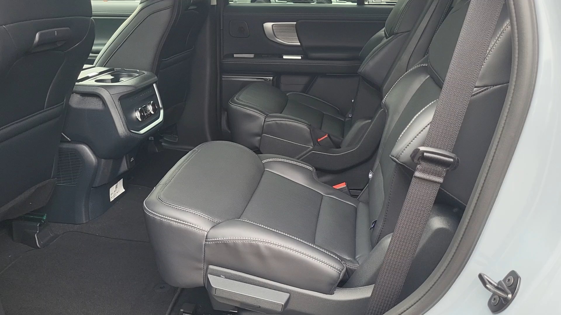 New 2027 Glacier Gray Metallic Tri-Coat Ford Platinum image 21
