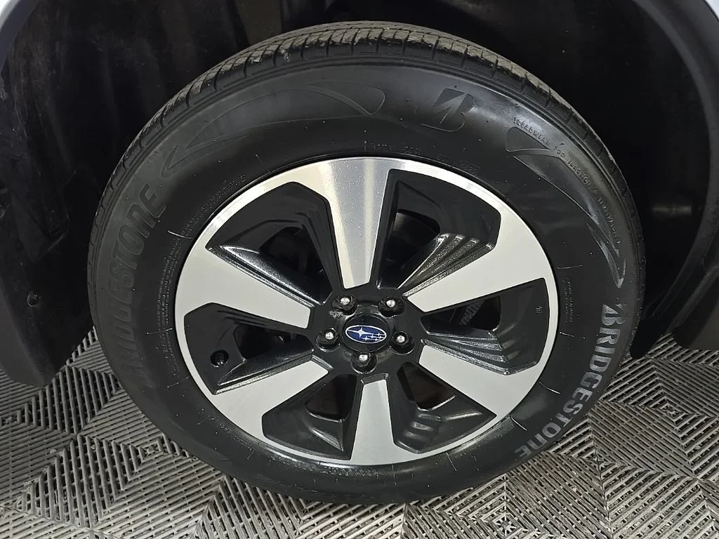 Used 2017 Ice Silver Metallic Subaru 2.5i Premium image 16