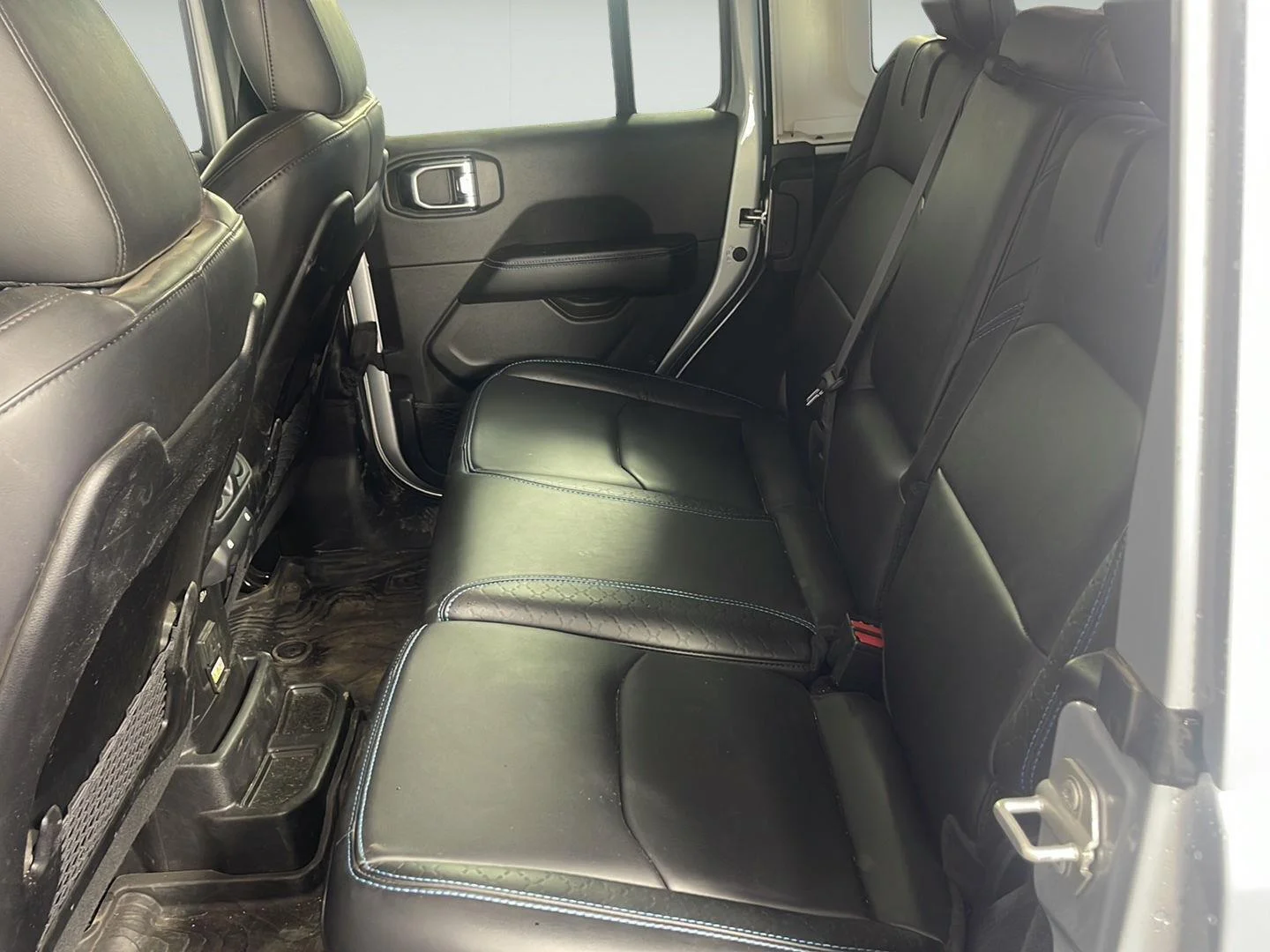 Used 2024 Silver Zynith Clearcoat Jeep High Altitude image 12