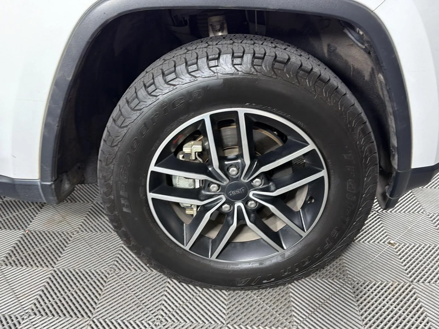 Used 2019 Bright White Clearcoat Jeep Trailhawk image 14