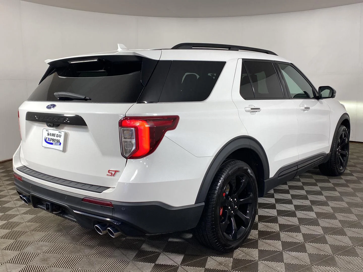 Used 2023 Star White Metallic Tri-Coat Ford ST image 3