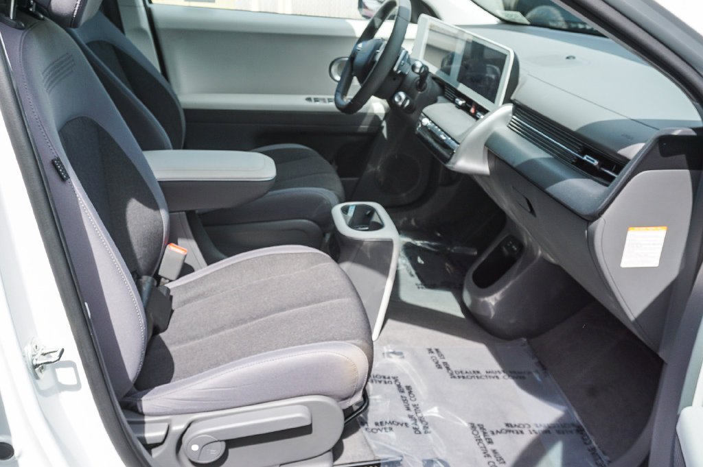 Used 2024 White Hyundai SEL image 13
