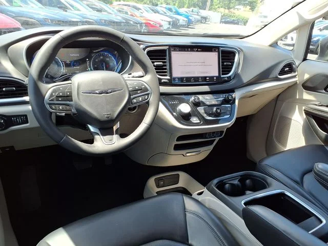 Used 2023 Black Chrysler Touring L image 5