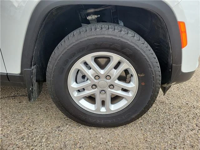 Used 2025 White. Jeep Laredo 4x2 image 7