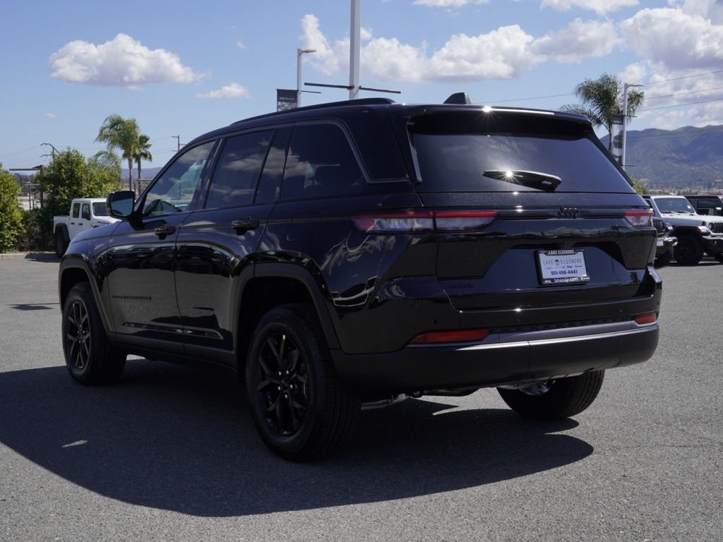 New 2026 Diamond Black Crystal Pearl-Coat Exterior Paint Jeep Laredo Altitude image 5