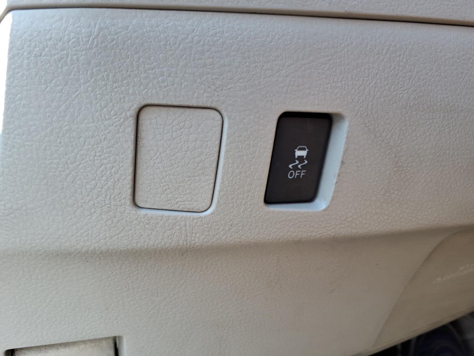 Used 2010  Toyota LE image 8