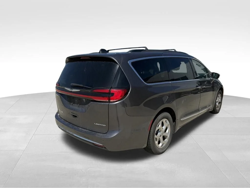 Used 2022 Gray Chrysler Limited image 4