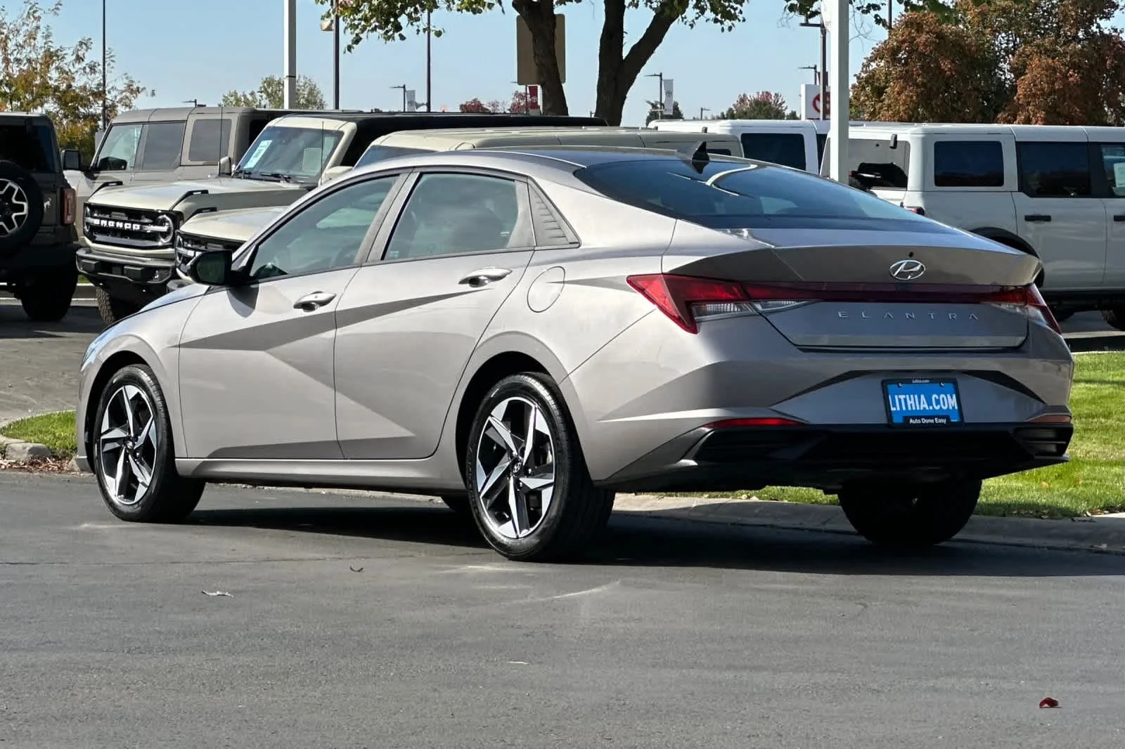 Certified Used 2023 Fluid Metallic Hyundai SEL image 6
