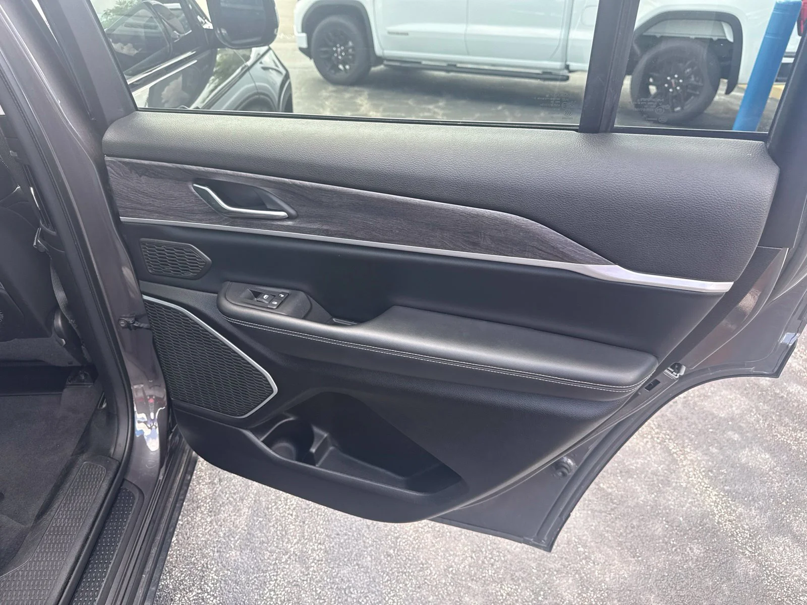Used 2023 Gray Jeep Limited image 20